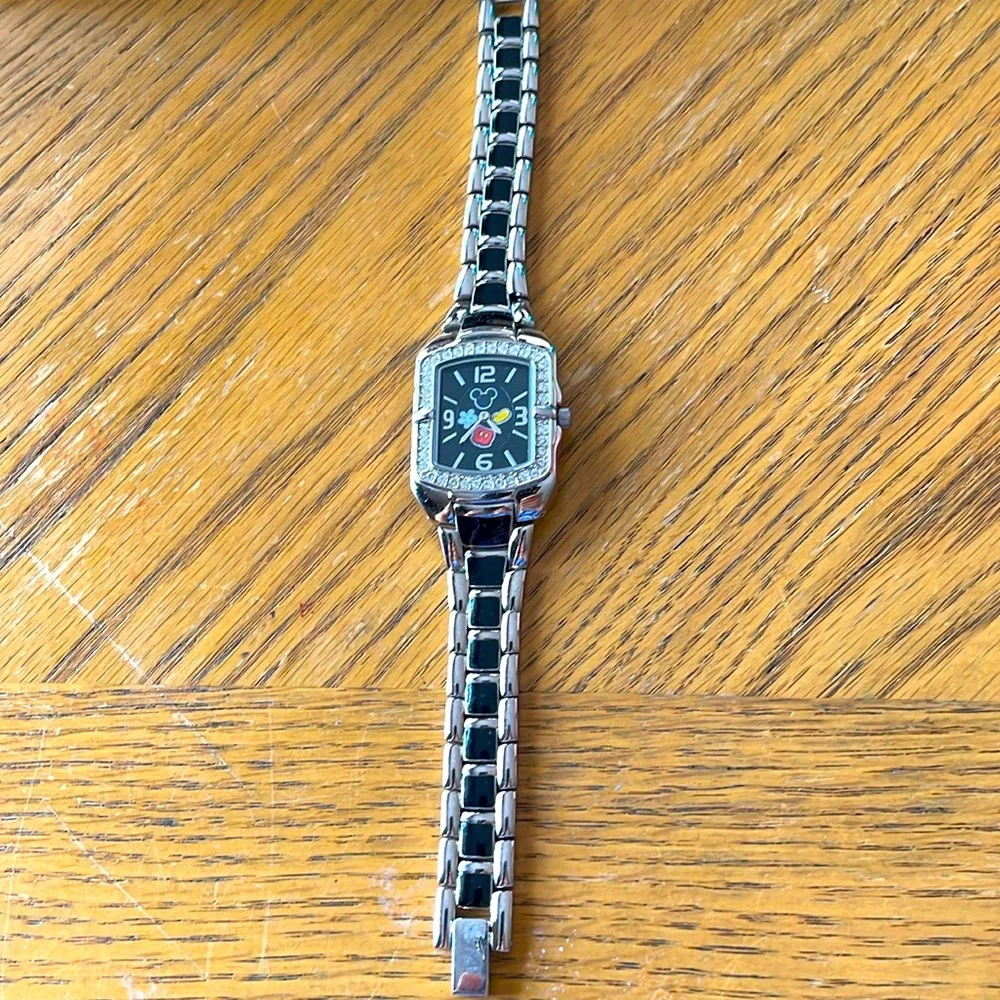 Authentic Disney Parks Ladies Mickey Mouse Watch Bracelet Strap Rhinestone Rim